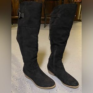 Black boots. Size worn off, but my daughter wears 8 in boots.